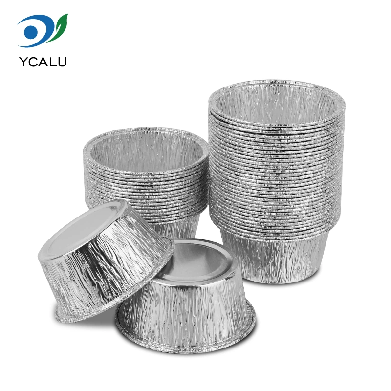 Jednorazowa okrągła taca na ciasto w kolorze srebrnym. Pojemniki z folii aluminiowej