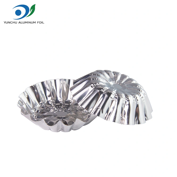 Tarty jajeczne są pieczone w pojemniku na żywność srebrną fryjską aluminiową aluminiową